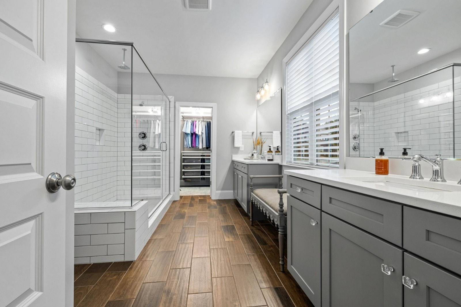 Bathroom Cabinet with Mirror and Light for Elegant Homes: A Perfect Blend of Style and Functionality